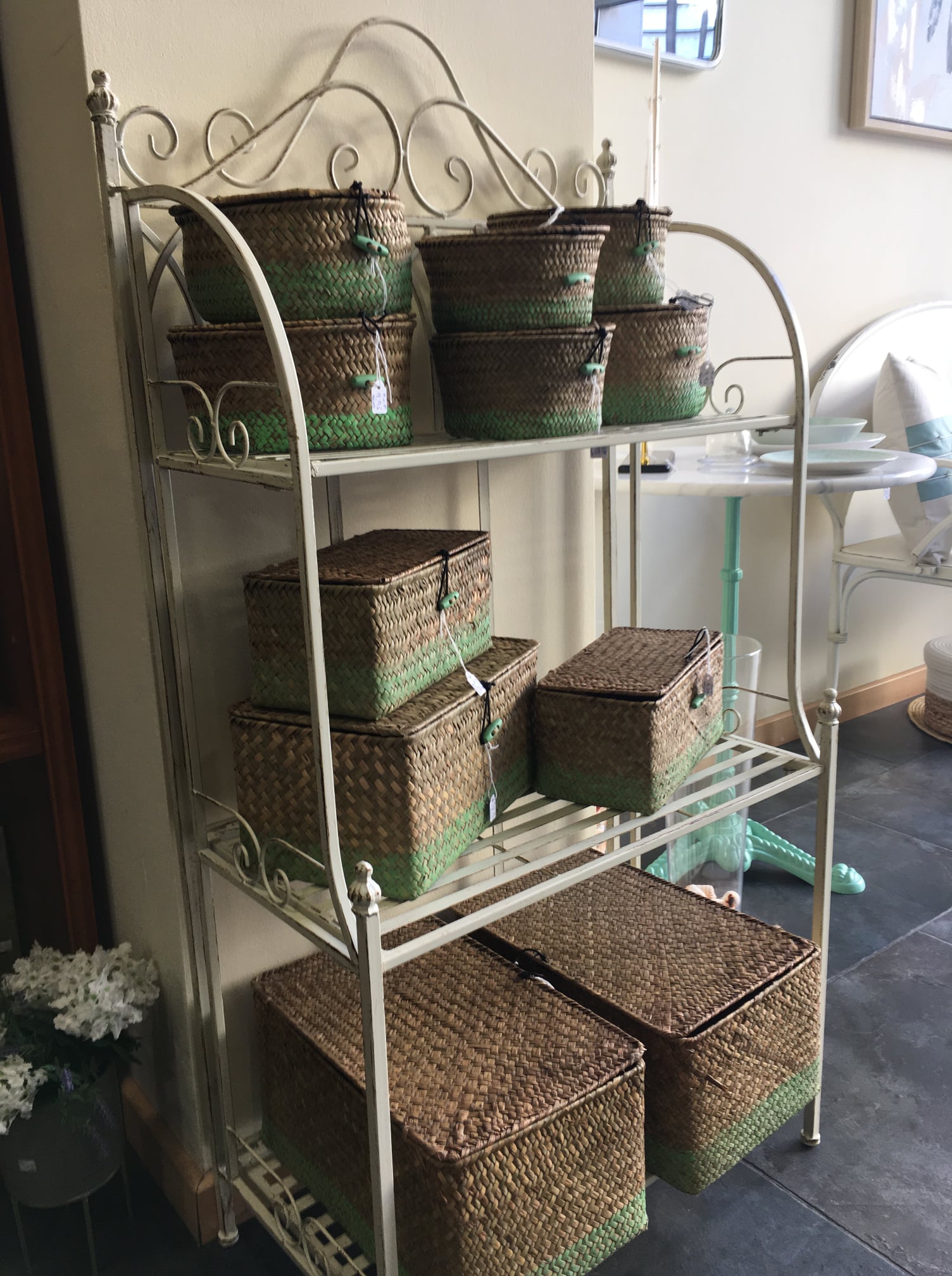 cajas y cestas en estante- Tienda de decoración en Llanes